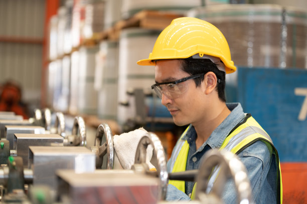 亚洲人工程师在工厂辛勤工作，工人员工安全帽安全控制机厂图片下载