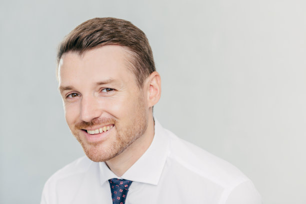 积极的年轻的不刮胡子的男性企业家有愉快的微笑，穿着优雅的衣服，高兴地与同事成功的会议，讨论他们的商业计划，孤立在白色的背景图片下载