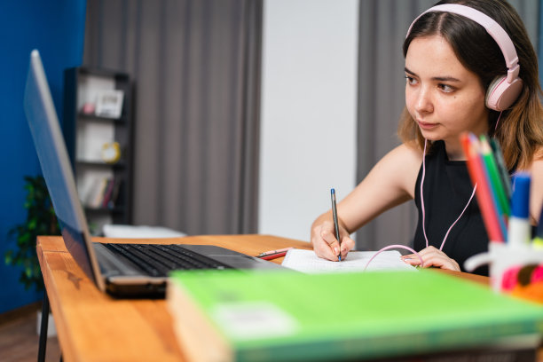 在大学宿舍学习的年轻女学生图片下载