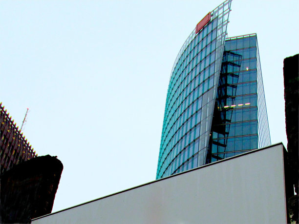 冬季多云的柏林波茨坦广场现代玻璃商业摩天大楼柏林墙外的建筑图片下载