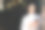 迷人的黑发女商人，深色头发扎成马尾辫，漂亮的妆容微笑着展示她洁白完美的牙齿，等待她的商业伙伴使用现代智能手机图片下载