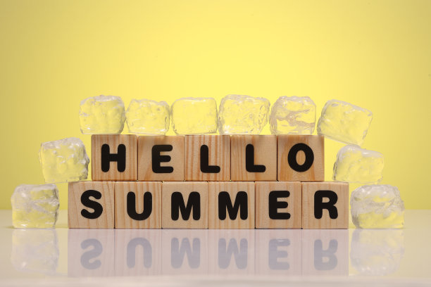 你好，夏天的字在木制的立方体与冰块图片下载