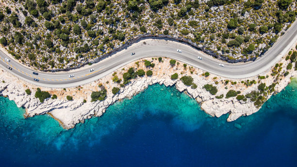 海滩边公路鸟瞰图，悬崖边公路鸟瞰图，坡道和弯道鸟瞰图，度假旅游的背景，最美的道路，美丽的道路与风景图片下载