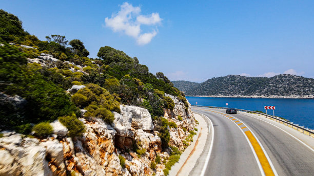 海滩边公路鸟瞰图，悬崖边公路鸟瞰图，坡道和弯道鸟瞰图，度假旅游的背景，最美的道路，美丽的道路与风景图片下载