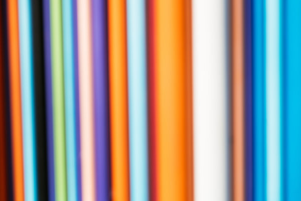 五颜六色的吸管和管道-充满活力的背景失去焦点图片下载