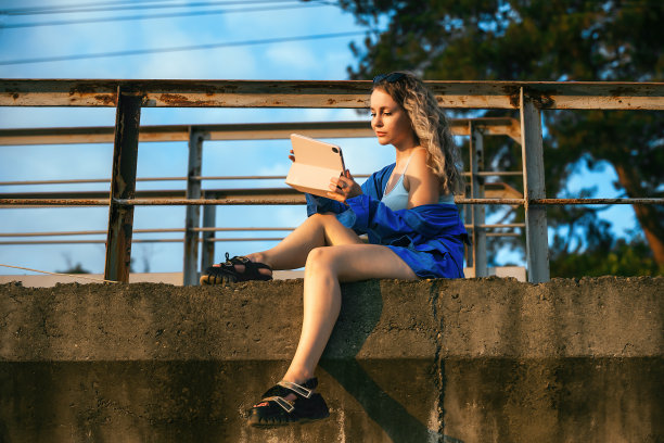 日落时分，铁路上的美丽女游客图片下载