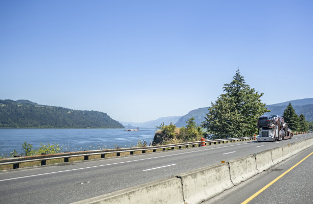 在哥伦比亚峡谷地区沿哥伦比亚河行驶的高速公路上，一种大型半挂车用模块化半挂车运输汽车图片下载