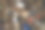 废金属背景。一堆废铁，储存起来供回收利用。在仓库回收金属废料。抓斗起重机在港口卸废金属。卸载回收金属废料图片下载