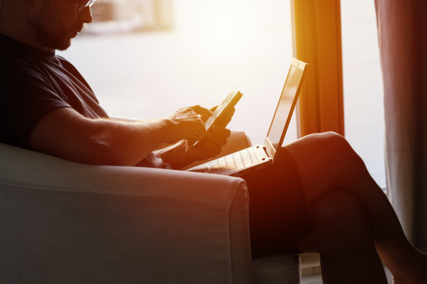 在家用笔记本电脑工作。穿着休闲舒适的服装在家办公。图片下载