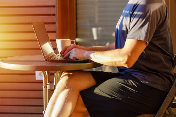 在家用笔记本电脑工作。穿着休闲舒适的服装在家办公。图片下载