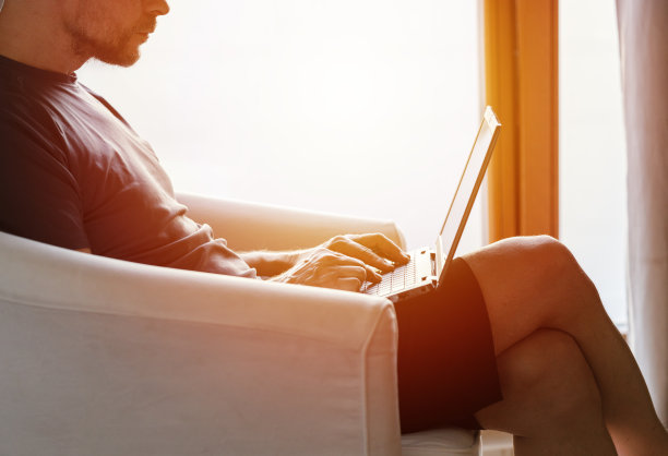 在家用笔记本电脑工作。穿着休闲舒适的服装在家办公。图片下载