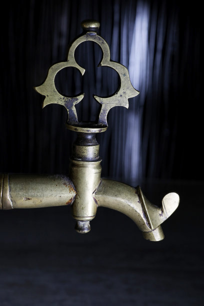 近景仿古茶炊铜龙头图片下载