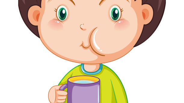 拿着一杯水的可爱女孩图片下载