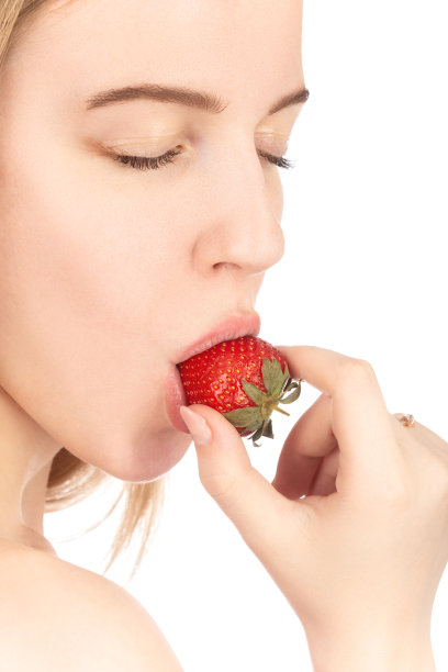 草莓的女孩图片下载