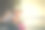 可爱的小女孩在河边的木码头上玩纸船。复古的照片效果图片下载