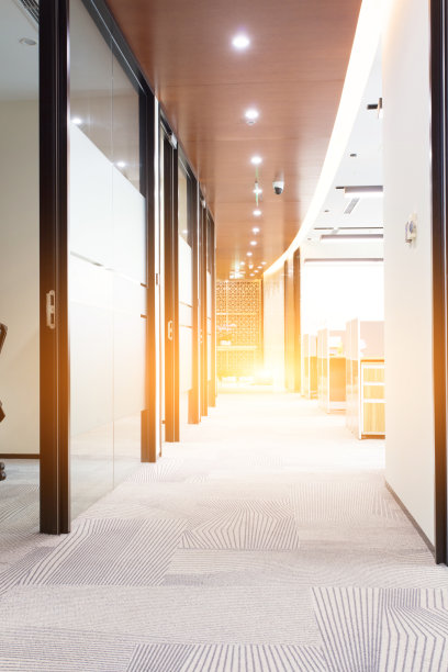 现代办公室是一条内部走廊图片下载