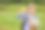 回到学校。一个拿着书和书包的小学生。图片下载