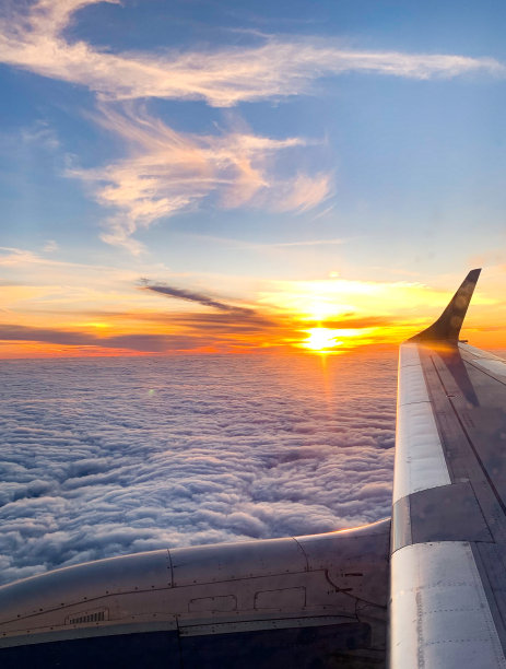 飞机窗户￼日落图片下载