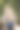 穿着蓝色工装裤的漂亮金发女孩在户外图片下载