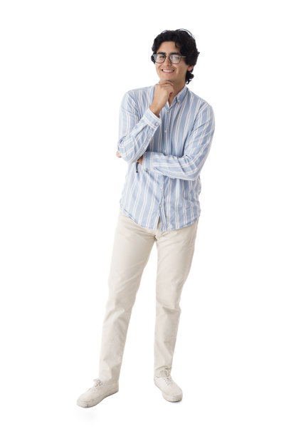 欢快的年轻人双手交叉站着，面带微笑图片下载