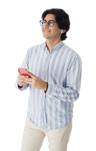 年轻人微笑着听音乐图片下载