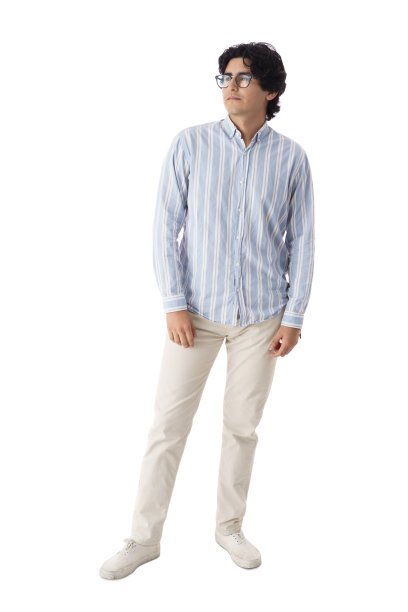 年轻的拉丁人站着抬头看图片下载