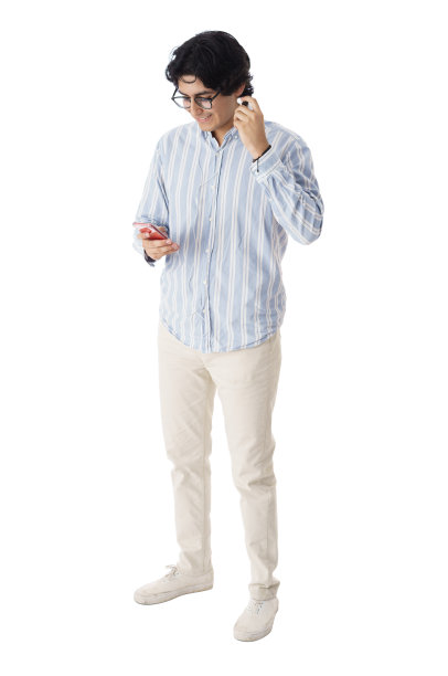 戴着耳机的年轻人图片下载