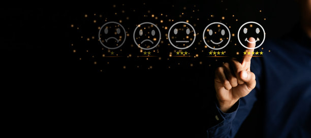 顾客服务和满意的概念，商人触摸虚拟屏幕上的笑脸图标，给予满意的服务。5星评级非常令人印象深刻。图片下载
