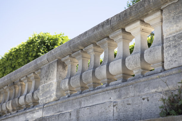 巴黎某公园的栏杆图片下载