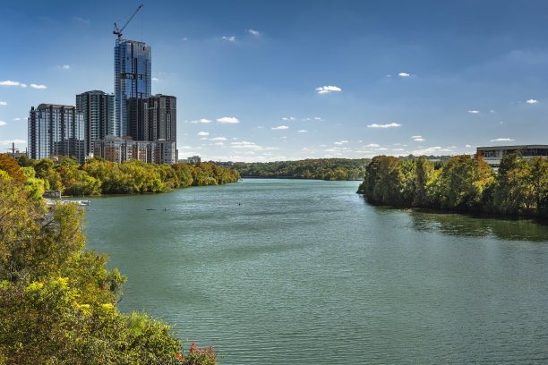 科罗拉多河沿岸通过美国德克萨斯州奥斯汀图片下载