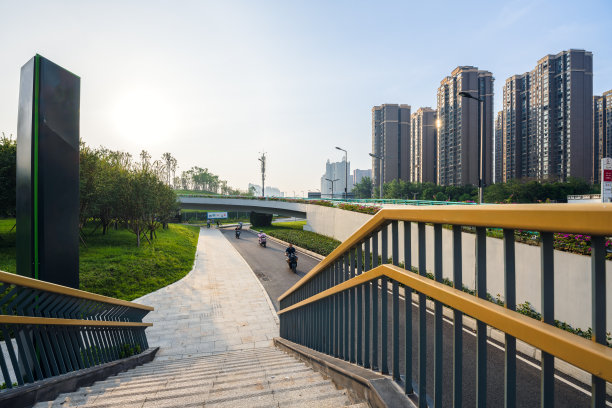 现代化的城市和道路在清晨图片下载