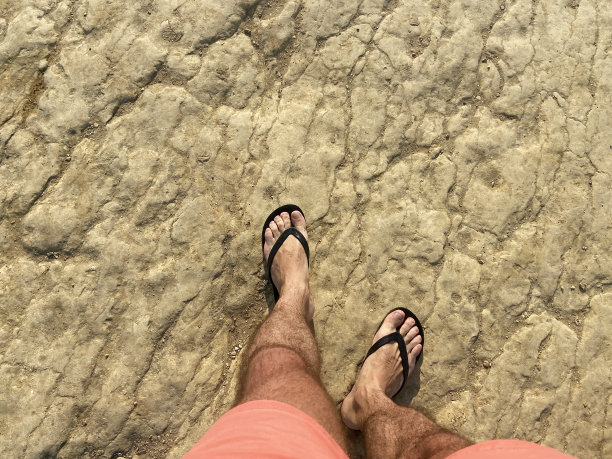 人的脚踩在岩石上图片下载