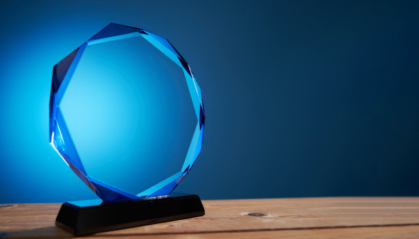 蓝色背景下的水晶奖杯上的灯光图片下载