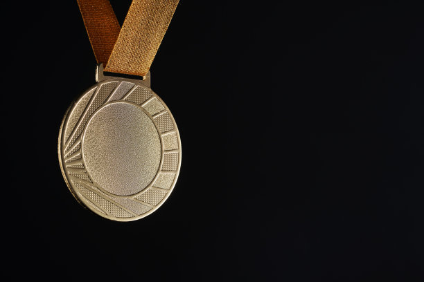 黑色背景下带有复制空间的金色奖章图片下载