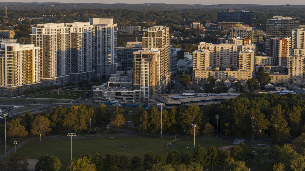 康涅狄格斯坦福德，科修斯科公园的公共体育场，靠近现代建筑。图片下载