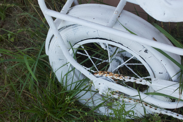 儿童自行车。漆成白色。内部和外部细节。特写镜头。图片下载