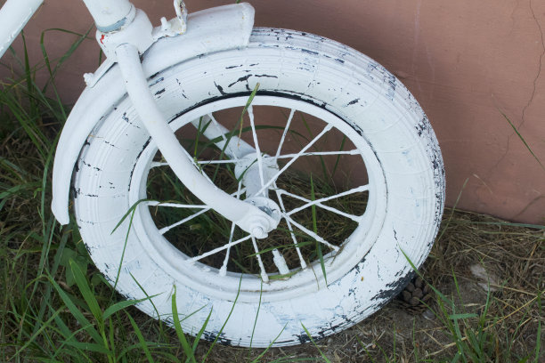 儿童自行车。漆成白色。内部和外部细节。特写镜头。图片下载