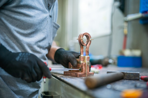 加工金属零件的工人图片下载