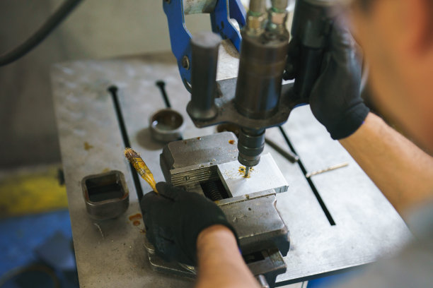 使用金属结构钻孔机的工人图片下载