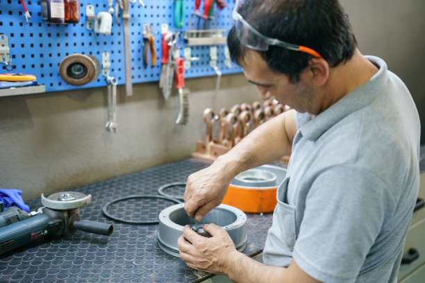 在工作台上使用工具的工人图片下载