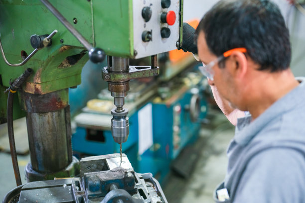 使用金属结构钻孔机的工人图片下载