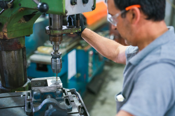 使用金属结构钻孔机的工人图片下载