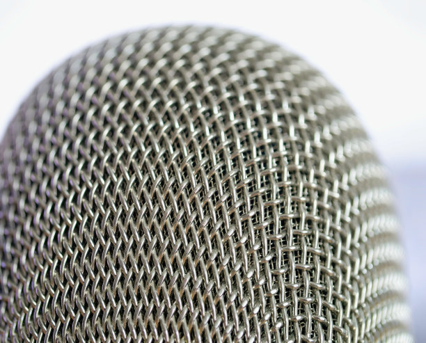 麦克风顶部白色背景的微距照片图片下载