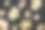 现代秋天背景。金色的枫叶在黑色的背景上。金色的秋天。平铺，俯视图，拷贝空间。图片下载