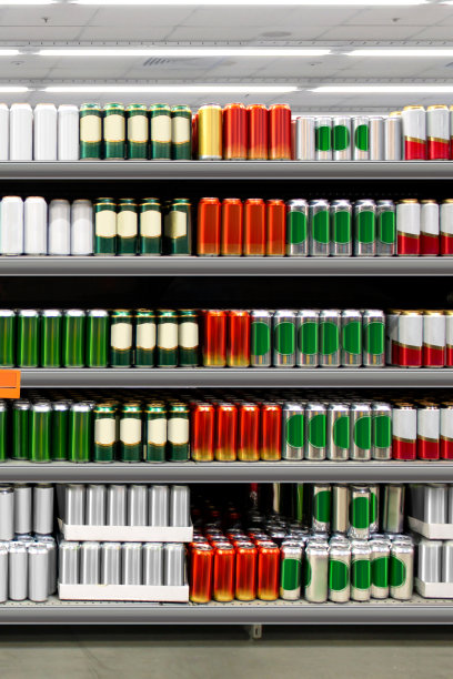 啤酒瓶和罐头在货架上图片下载