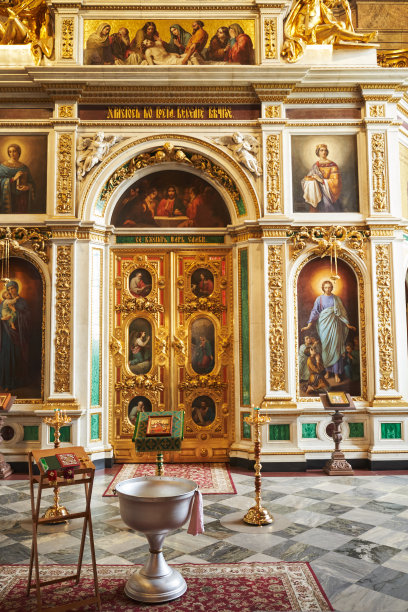 在受洗前在东正教教堂的洗礼钵和祭坛前用黄金装饰和画有圣像图片下载