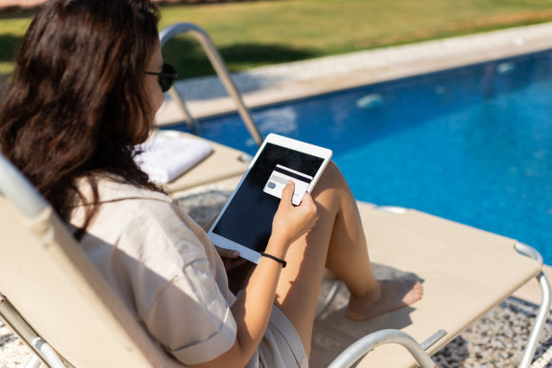 女子用数字平板电脑网购图片下载