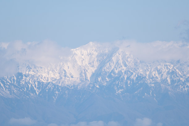 北阿尔卑斯山被雪覆盖图片下载