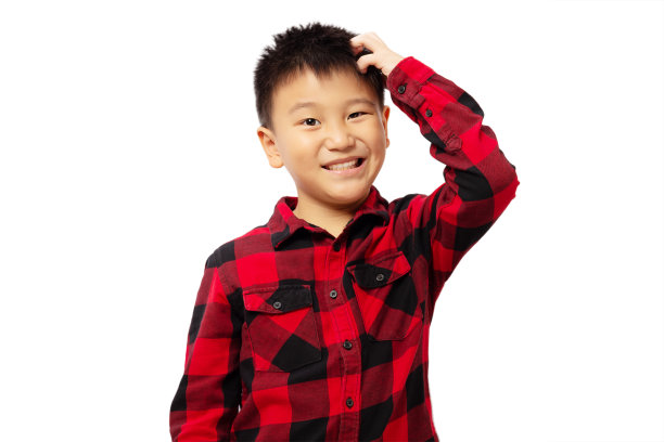 困惑的小孩挠头，身穿红色衬衫图片下载