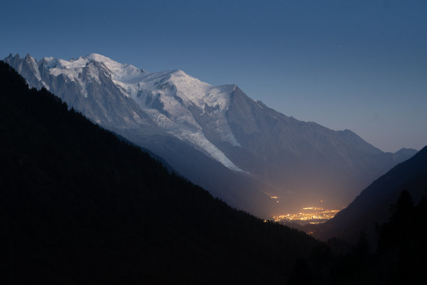 霞慕尼勃朗峰夜景，法国阿尔卑斯山图片下载